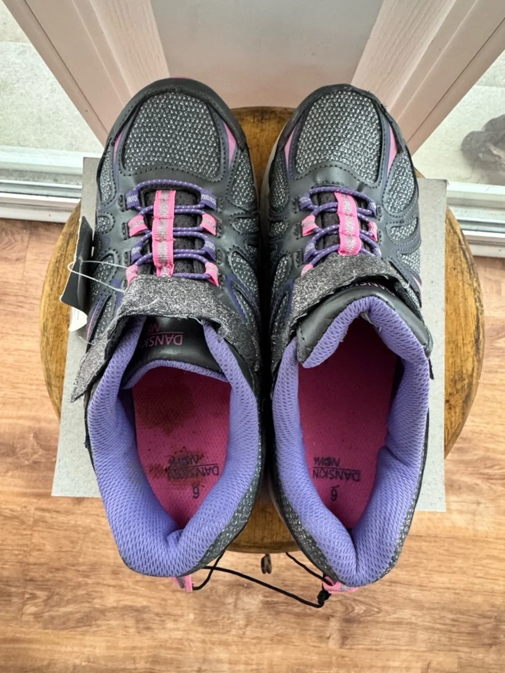 Danskin Now Girls Athletic Shoes Size 6 Gray Pink Sparkle Sneakers NWT W/Stain